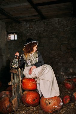 güzel kız bodrumda poz