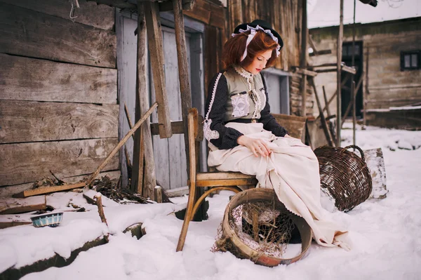 Hermosa chica posando en día de invierno — Foto de Stock