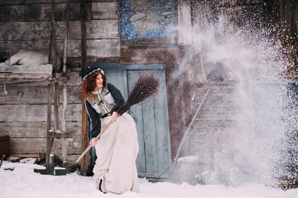 Vacker flicka poserar i vinterdag — Stockfoto