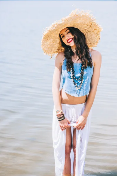 Hermosa chica en gran sombrero — Foto de Stock