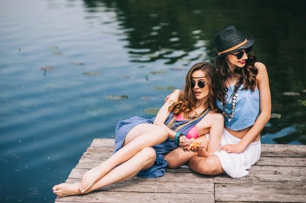 Dos hermosas chicas — Foto de Stock