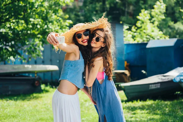 Due belle ragazze che fanno slefie — Foto Stock