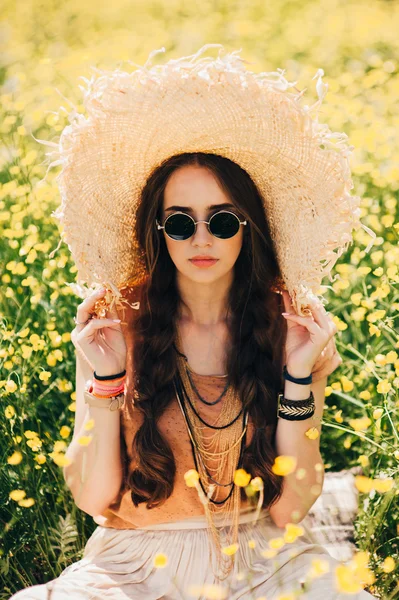 Bella giovane donna in occhiali da sole — Foto Stock