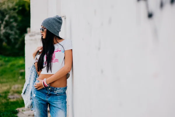 Mooie brunette meisje in zonnebril — Stockfoto