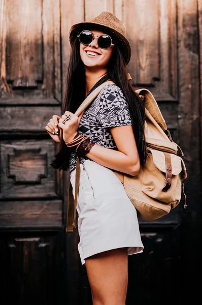 Beautiful brunette girl in hat and sunglasses — Stock Photo, Image