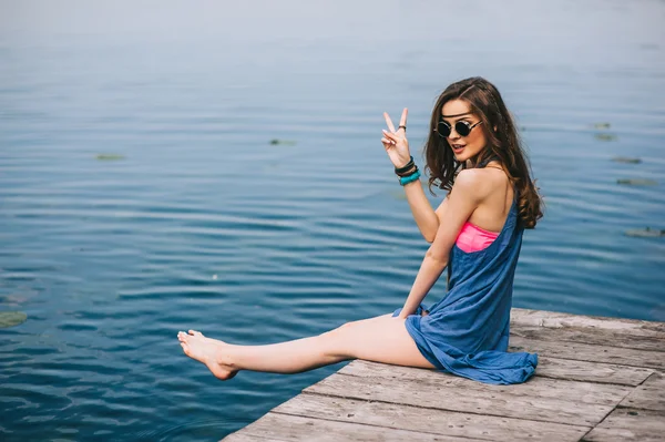 Chica hippie cerca del lago — Foto de Stock