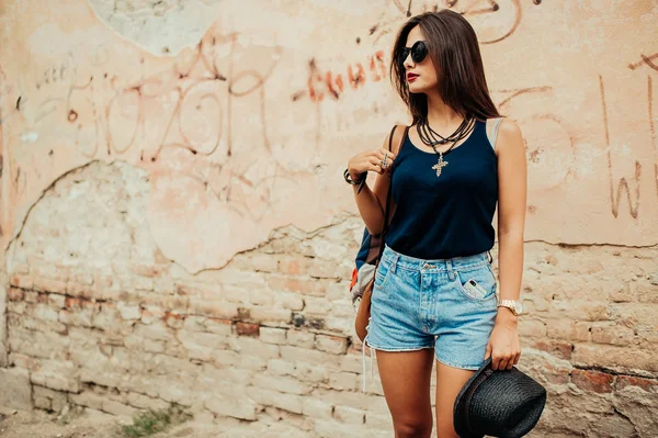 Mooie brunette meisje in zonnebril — Stockfoto