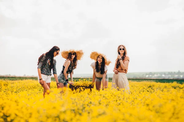 Vier prachtige hippie meisjes — Stockfoto