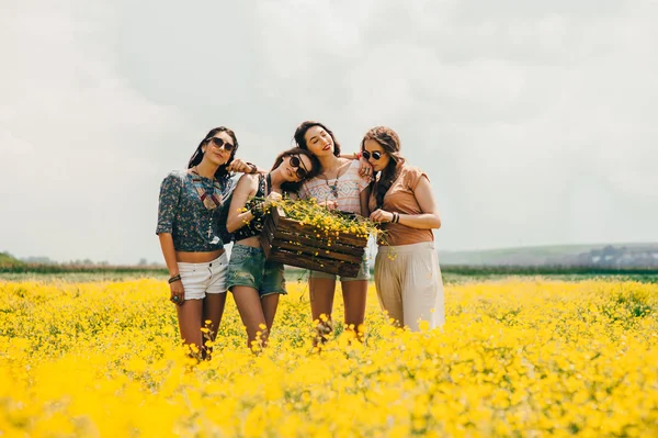 Vier prachtige hippie meisjes — Stockfoto