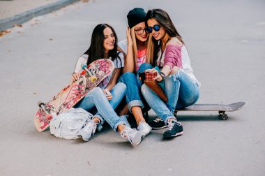 Üç güzel genç kız