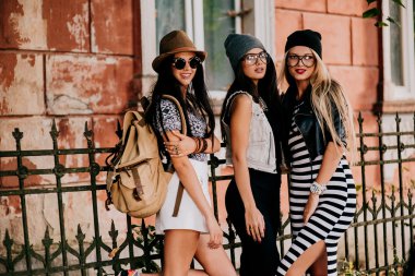 Üç güzel genç kız