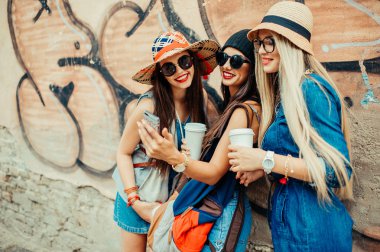 üç güzel kız eğleniyor