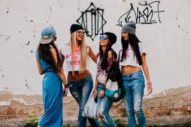 dört güzel genç kızlar