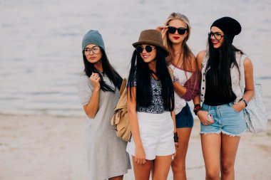 dört güzel genç kızlar