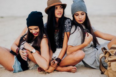 Üç güzel genç kız