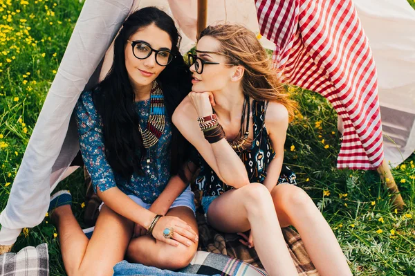 Dos hermosas chicas hippies — Foto de Stock