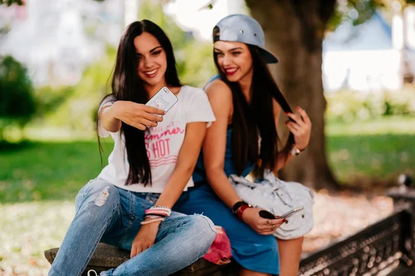 Två vackra flickor resten på gatan — Stockfoto