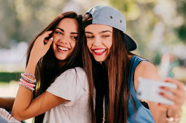 Zwei schöne Mädchen ruhen sich auf der Straße aus — Stockfoto