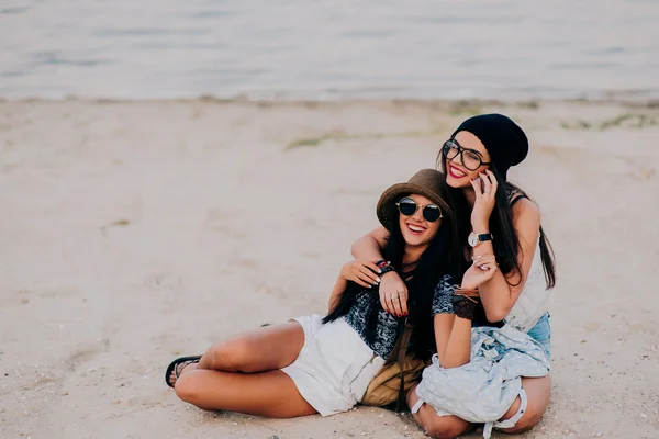 Duas belas garotas morenas — Fotografia de Stock