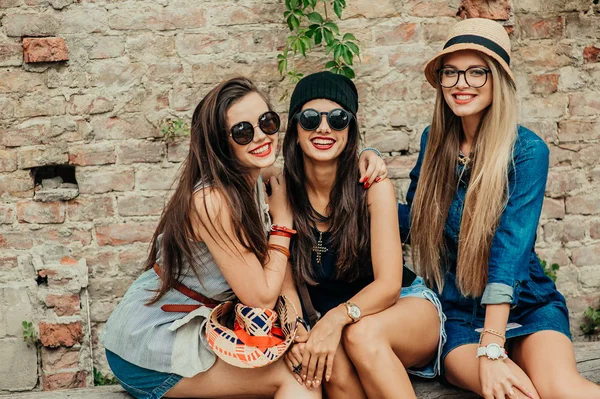 Drei schöne Mädchen, die Spaß haben — Stockfoto