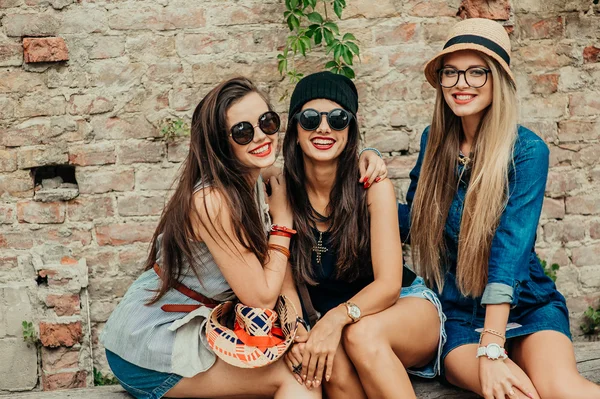 Tre belle ragazze si divertono — Foto Stock