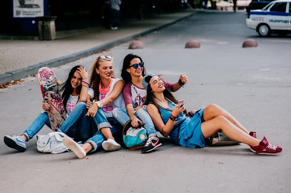 Vier schöne junge Mädchen — Stockfoto