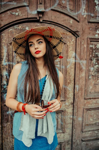 Hermosa chica morena con sombrero y gafas de sol — Foto de Stock