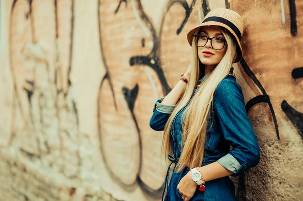 genç güzel sarışın kız