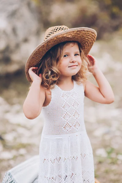 행복 한 어린 소녀 모자 — 스톡 사진