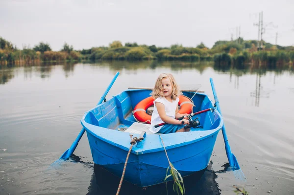 Petite fille dans le bateau — Photo