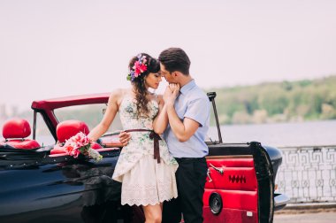 Klasik arabalı genç bir çift.