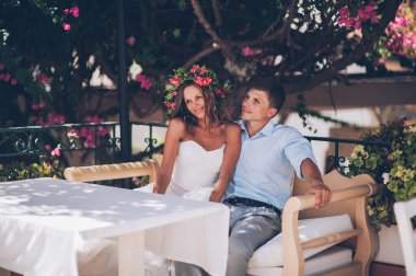 Düğün çifti bir kafede