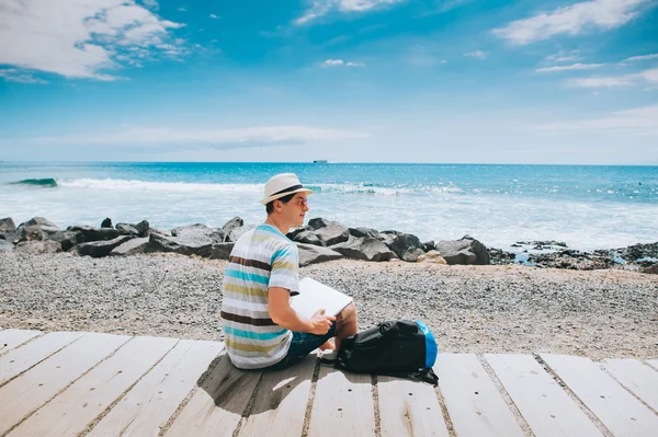 Joven fotógrafo trabajando con el ordenador portátil — Foto de Stock