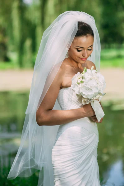 Hermosa novia posando —  Fotos de Stock