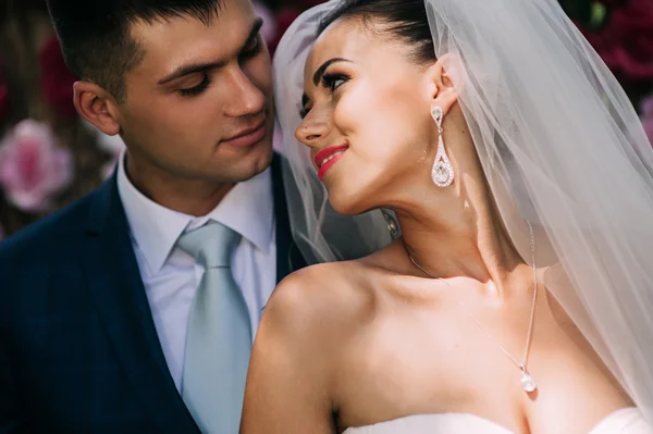 Retrato de casamento de um jovem casal — Fotografia de Stock