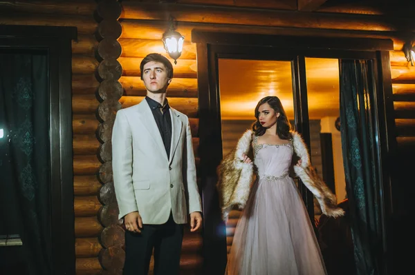 夜の結婚式のカップル — ストック写真