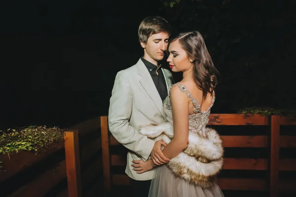 Pareja de boda en la noche —  Fotos de Stock