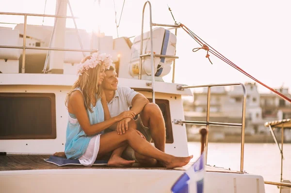 Coppia relax sulla crociera yacht — Foto Stock
