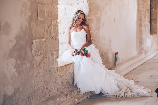 Bella giovane sposa — Foto Stock