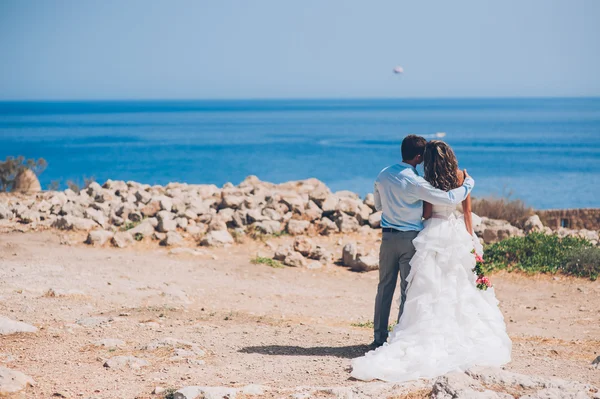 Novia y novio junto al mar — Foto de Stock