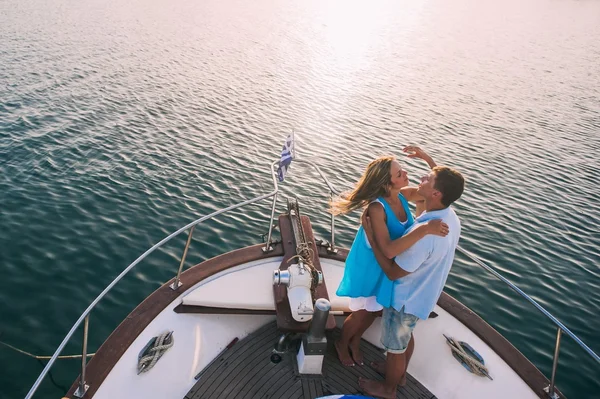 Pareja relajándose en el crucero en yate — Foto de Stock