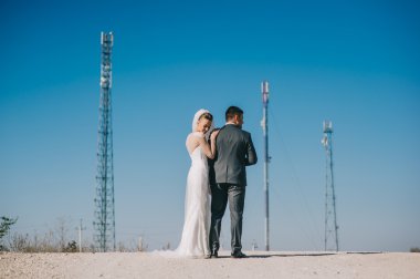 Karayolu üzerinde poz yeni evliler