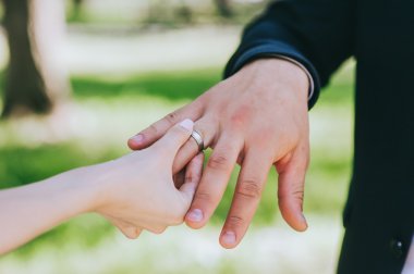 Gelin alyans damat koymak.