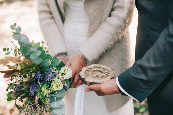 Ženich drží snubní prsteny — Stock fotografie