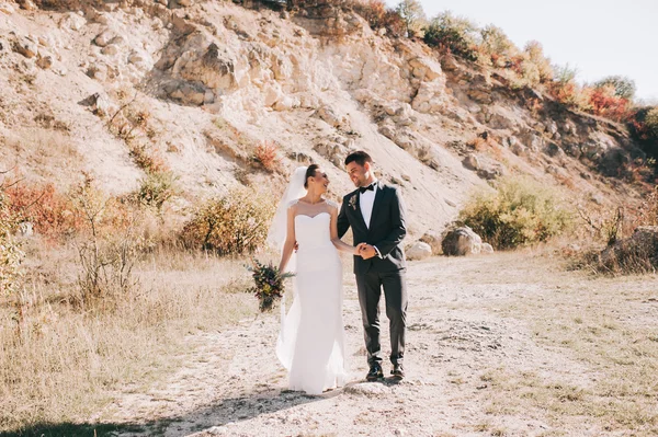 Pareja de boda en la carrera de arcilla —  Fotos de Stock