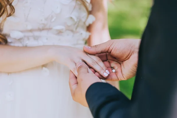 Bruidegom zetten de trouwring — Stockfoto