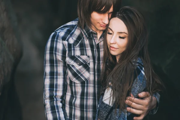 Pareja enamorada al aire libre en las montañas —  Fotos de Stock