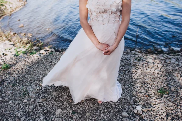 Jovem noiva em vestido — Fotografia de Stock
