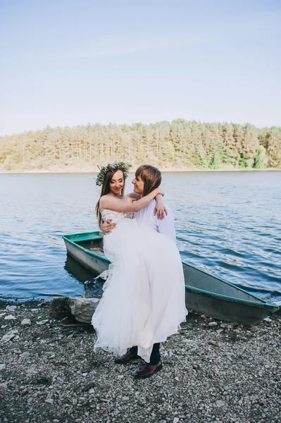 Novia y novio después de la boda — Foto de Stock