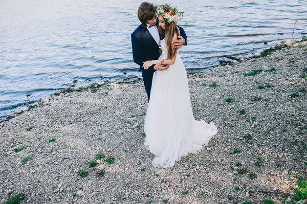 Beautiful young just married couple — Stock Photo, Image